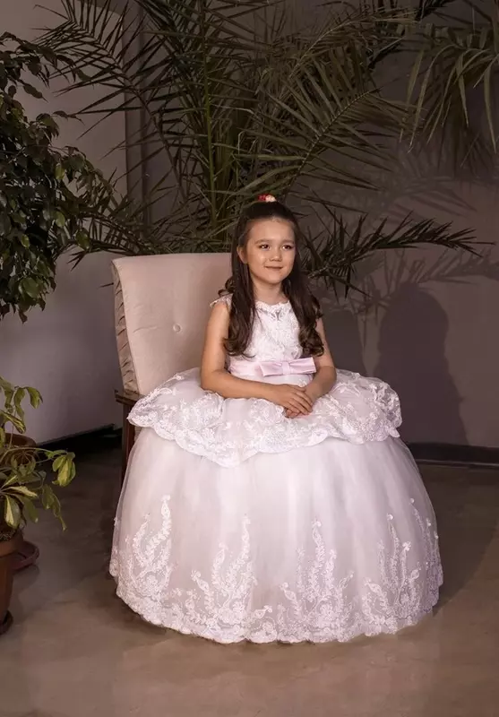  Qiz uchun atlas pushti kamar bilan oq libos. - 