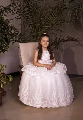 Белое платье с атласным розовым поясом для девочки - Цена по запросу
