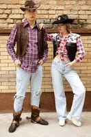 Erkaklar va ayollar uchun kovboy kostyumlari