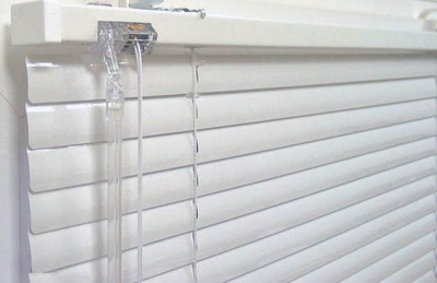 Установка горизонтальных алюминиевых жалюзи