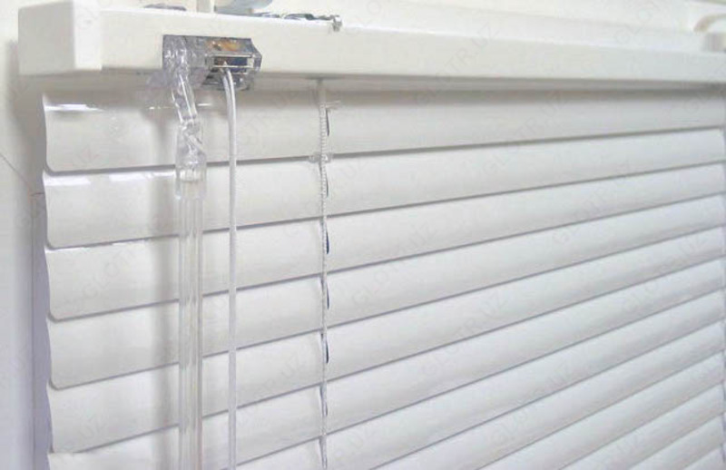 Установка горизонтальных алюминиевых жалюзи