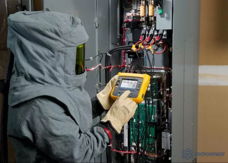 Fluke 1732 — трехфазный анализатор качества электроэнергии