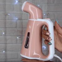   Ручной отпариватель для одежды от российской компании Kitfort.