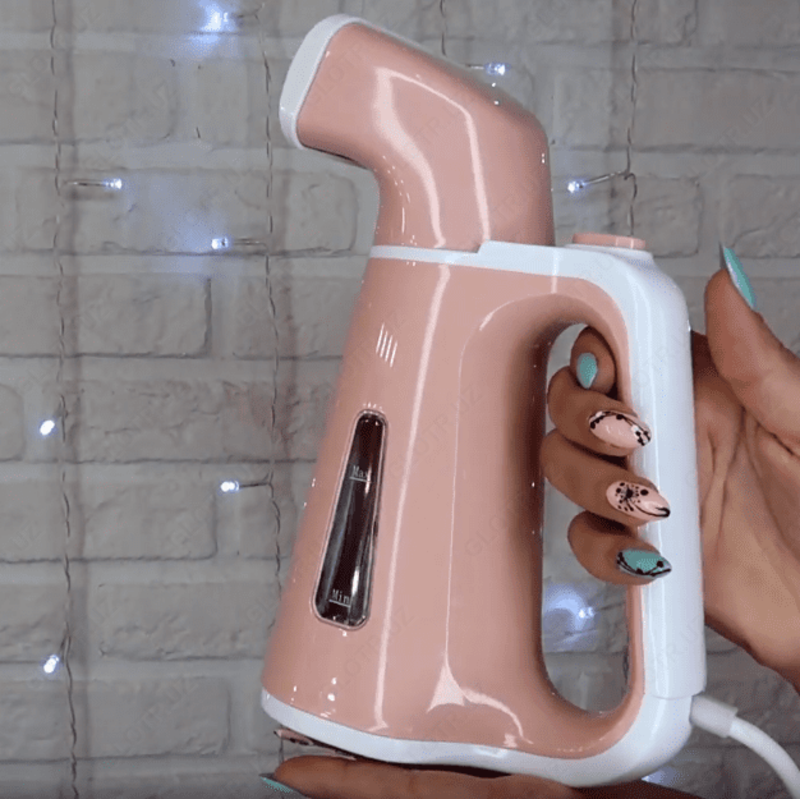   Ручной отпариватель для одежды от российской компании Kitfort.