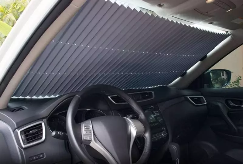 Раздвижная солнцезащитная шторка для лобового стекла от Skyway.