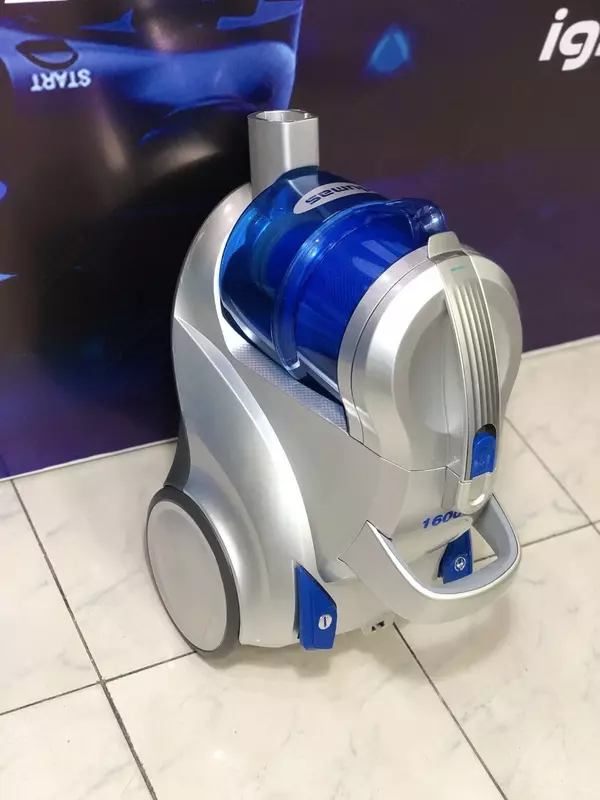   Пылесос с аквафильтром от компании DUMAS (Италия). Зверская тяга в 400 аэроватт.