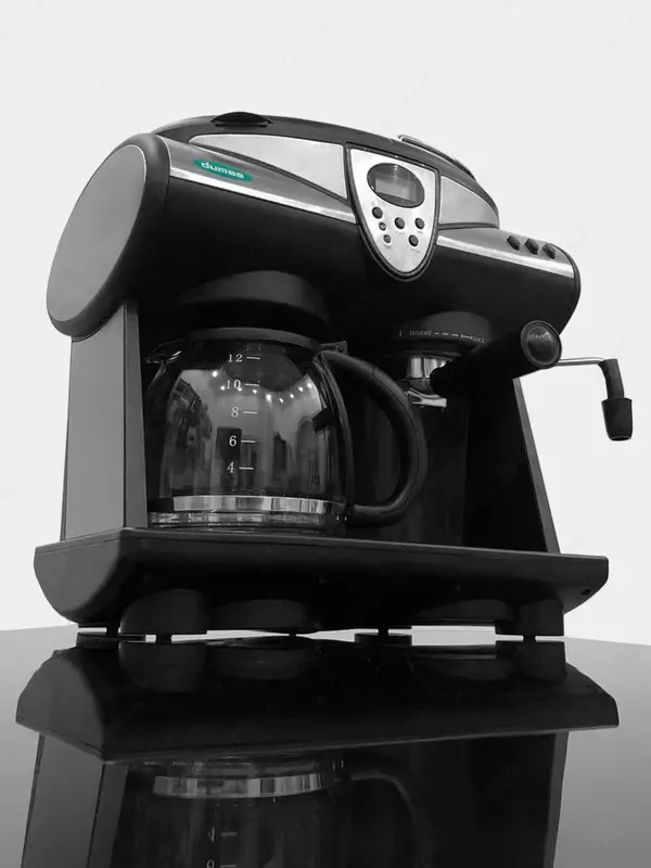   Рожковая кофеварка с кофейником от DUMAS (Великобритания). Есть капучинатор и дисплей.