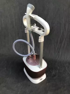 Silver Crest nemis kompaniyasining kuchli kiyim bug'li mashinasi (bug 'dazmoli). Chakana savdo