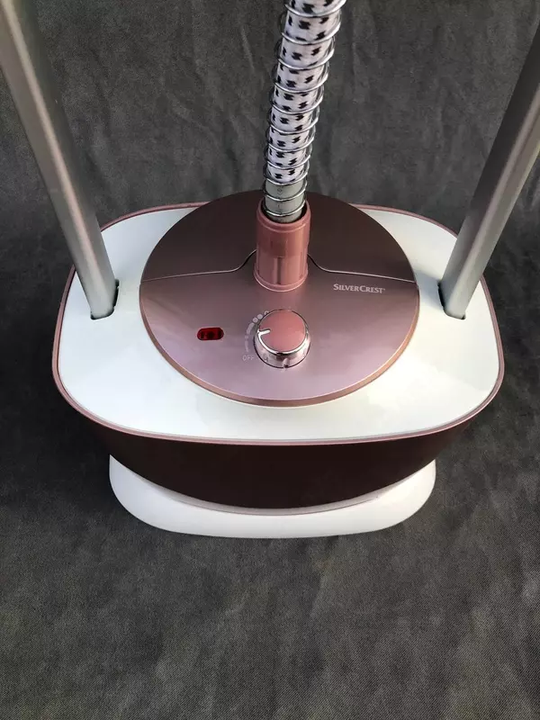 Silver Crest nemis kompaniyasining kuchli kiyim bug'li mashinasi (bug 'dazmoli). ОЗОН