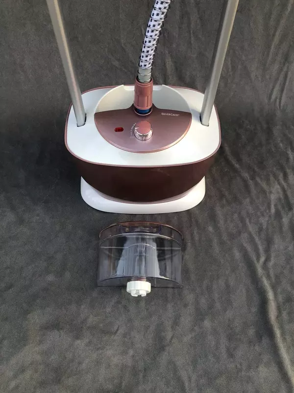 Silver Crest nemis kompaniyasining kuchli kiyim bug'li mashinasi (bug 'dazmoli). Dazmollar