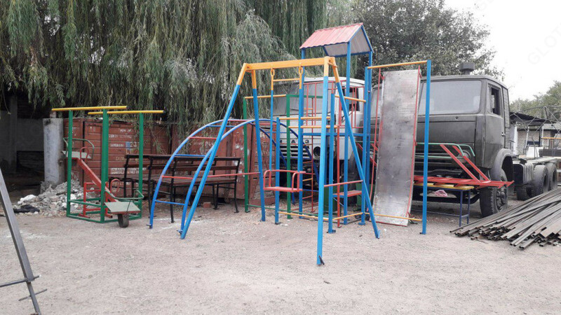 Детская Горка  с крышей и баск.щитом боковой лестницей и турниками