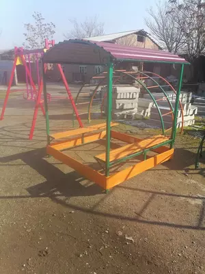Детская песочница с металлической крышей