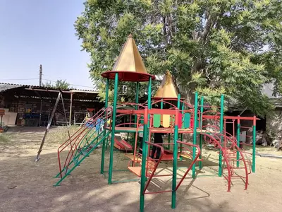 2 ta minorali bolalar o'yin majmuasi 8 ta ob'ekt (2 slayd, qum qutisi, belanchak, gorizontal bar, devor panjaralari, qo'lda yurish)