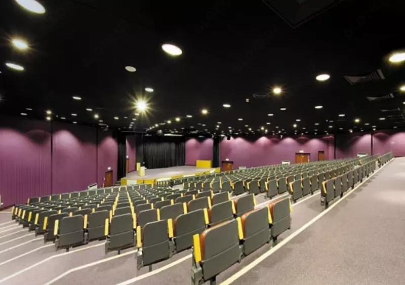 Qora shiftlar va qora devor panellari Rockfon - kinoteatrlar uchun