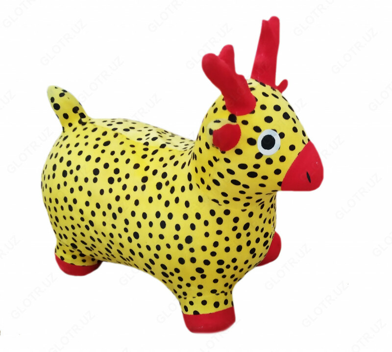 Мягкая игрушка олень желтого цвета с черными крапинками.