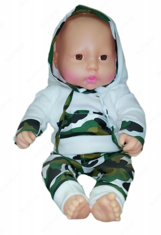 Детская кукла игрушка с комплектом одежды белого цвета и цвета хаки.