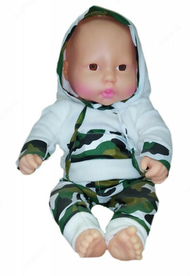 Детская кукла игрушка с комплектом одежды белого цвета и цвета хаки.