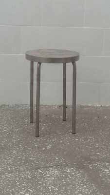 zanglamaydigan tabure