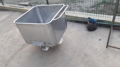 Sotish uchun qiyma go'sht uchun oziq-ovqat savati (cheburashka)