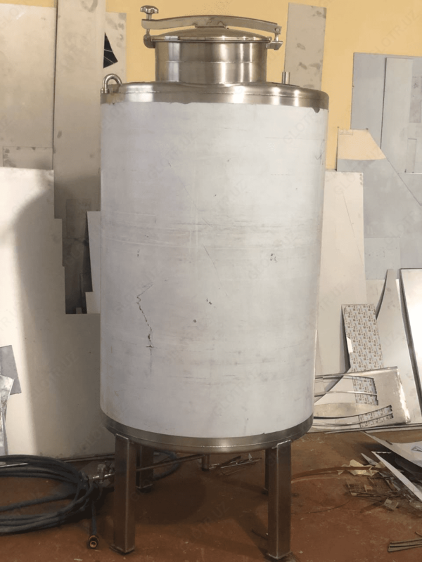 Резервуар из нержавеющей стали объёмом 700л