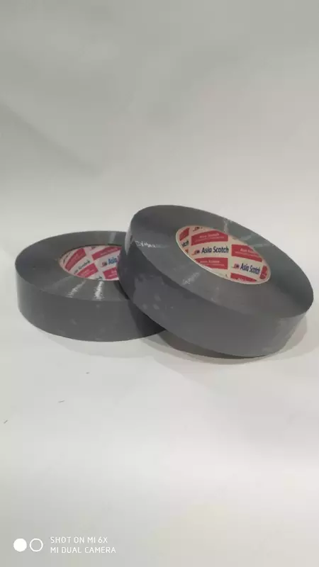 Kulrang rangli yopishqoq lenta 3.6 sm x 300 m