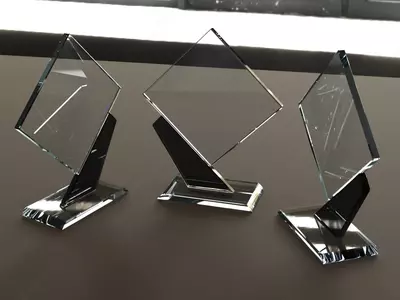 Награды из стекла, сувениры из стекла, стеклянные награды, статуэтки из стекла, стеклянные статуэтки, корпоративные подарки