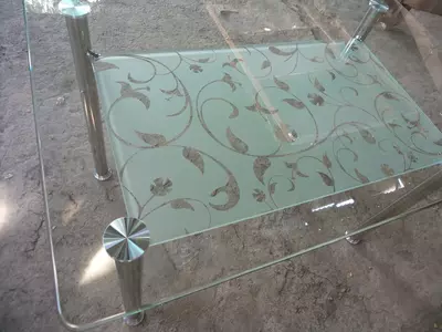 Пескоструйная обработка стекла, пескоструйная обработка листовых материалов, матирование стекла, нанесение матовых рисунков на стекло, нанесение логотипов на стекло.