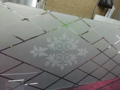 Пескоструйная обработка стекла, пескоструйная обработка листовых материалов, матирование стекла, нанесение матовых рисунков на стекло, нанесение логотипов на стекло.