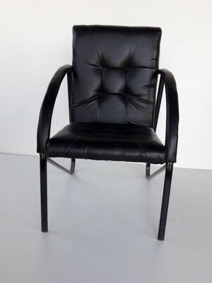 Кресло на металлическом каркасе