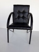 Кресло на металлическом каркасе