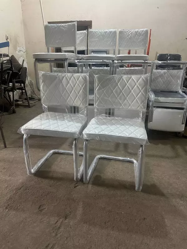 Мягкий стул со спинкой на металлическом каркасе (Белый)