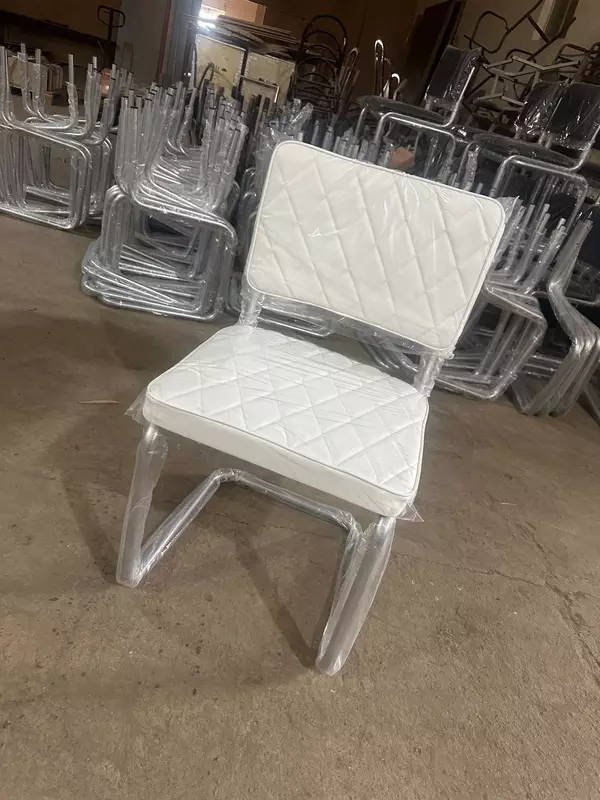 Мягкий стул со спинкой на металлическом каркасе (Белый)