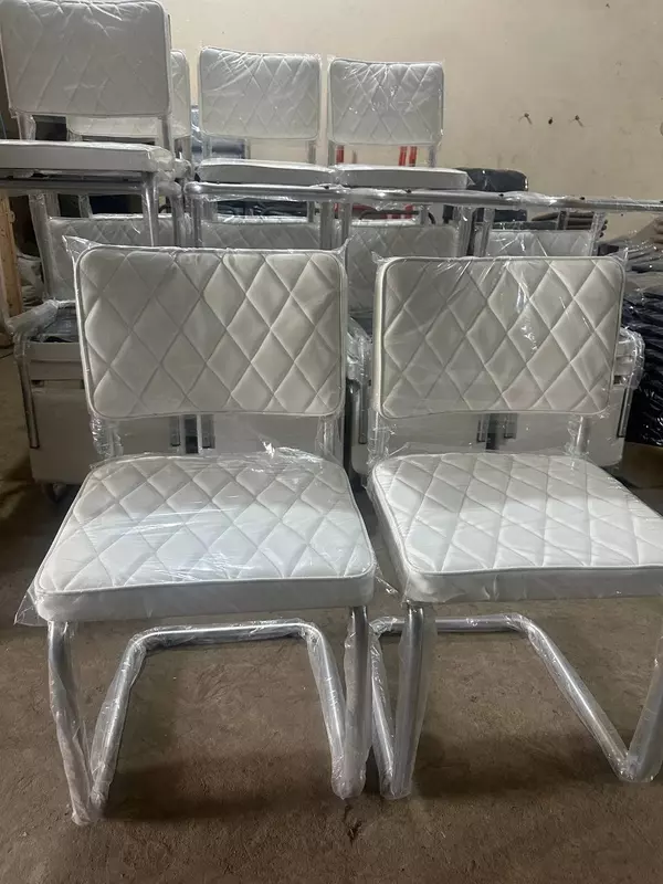 Мягкий стул со спинкой на металлическом каркасе (Белый)