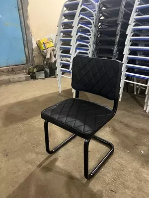 Мягкий стул со спинкой на металлическом каркасе (Черный)