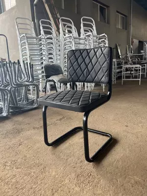 Мягкий стул со спинкой на металлическом каркасе (Черный)