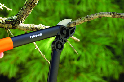 Малый плоскостной сучкорез Fiskars PowerGear™ с загнутыми лезвиями (S) L70