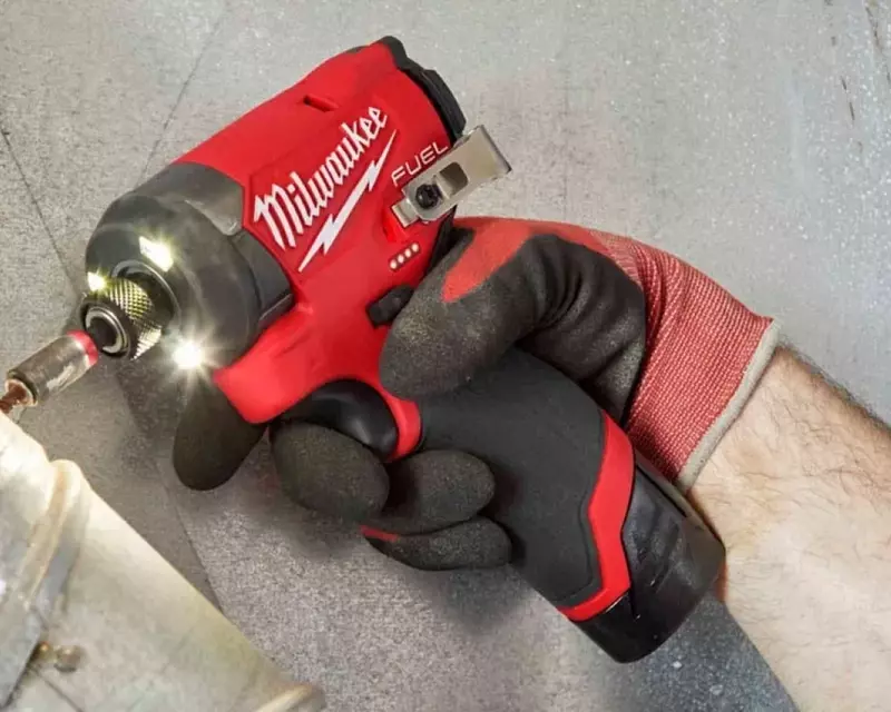  Milwaukee M12 BID-202C – 12В Аккумуляторный Ударный Шуруповерт для Тяжёлых Работ - Шуруповерты