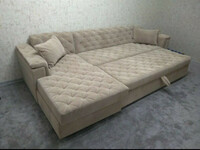 Угловой диван бежевого цвета для гостиной