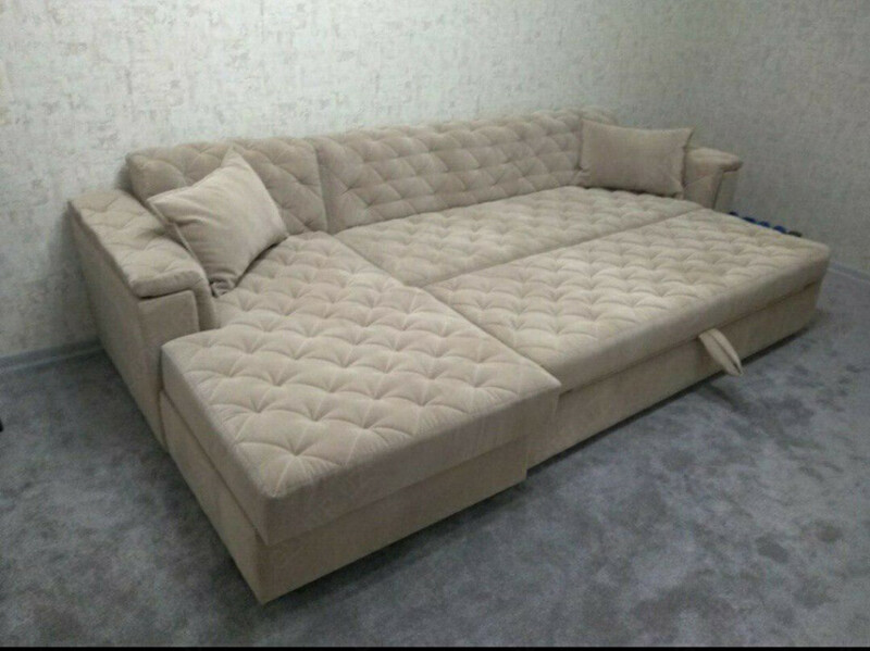 Угловой диван бежевого цвета для гостиной