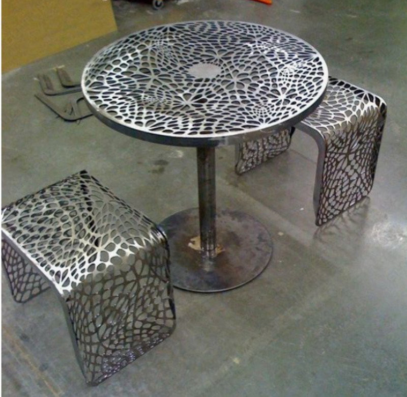 Стол и стулья из металла