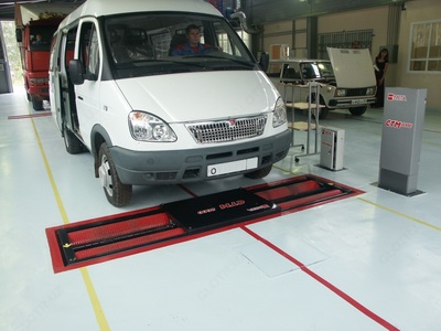 Universal tormoz STM 10000 avtomobil va yuk mashinalarining tormoz tizimini sinash uchun mo&#39;ljallangan