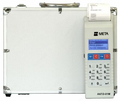 O'rnatilgan printer va o'rnatilgan klaviatura bilan portativ spektrofotometrik spirt analizatori.