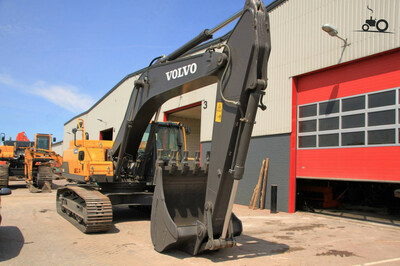 Экскаватор volvo EC300D - от 1 854 300 650 сум / шт.