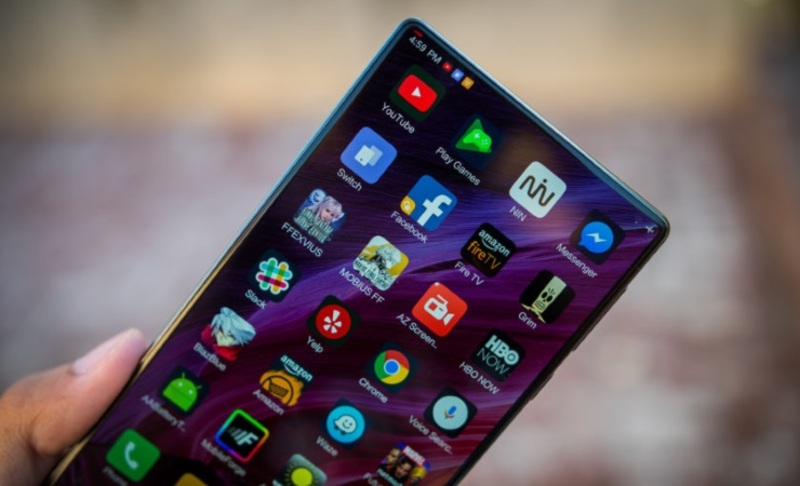 Кто первым выпустит смартфон с экраном во весь корпус — Xiaomi или Apple?