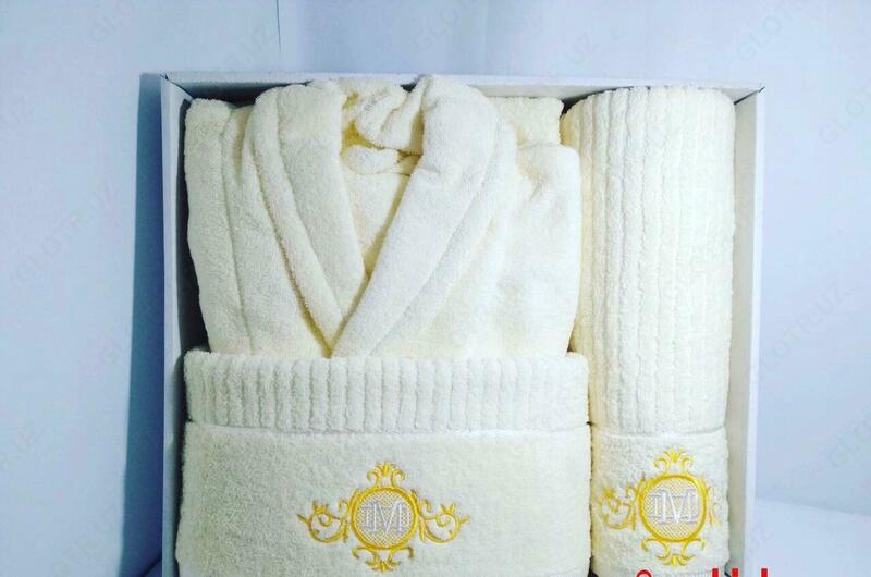 Полотенце и халаты комплект