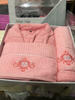   Полотенце и халаты комплект