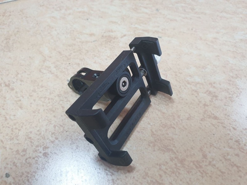 Крепление для сотки на руль велосипеда.