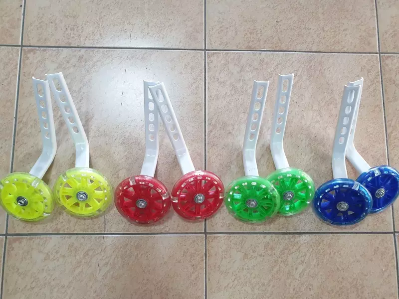 Спомогательные колеса для детскова велосипеда геливые.