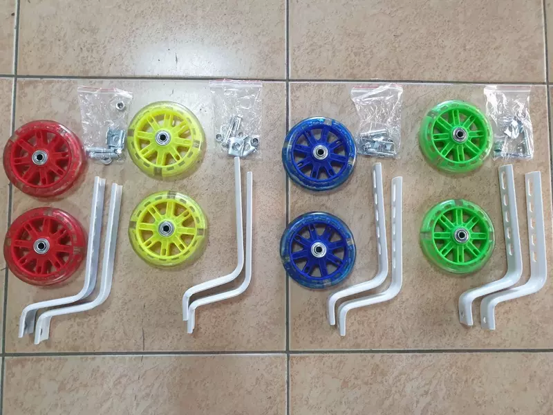 Спомогательные колеса для детскова велосипеда геливые.