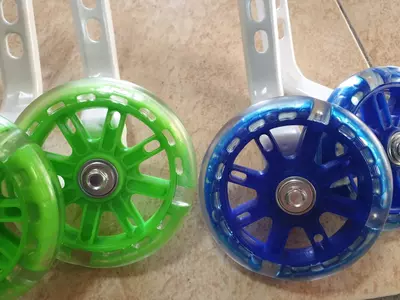 Спомогательные колеса для детскова велосипеда геливые.